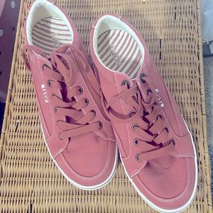 Taos Womens Moc Star Red Distressed Canvas Casual Sneaker Size 9.5.